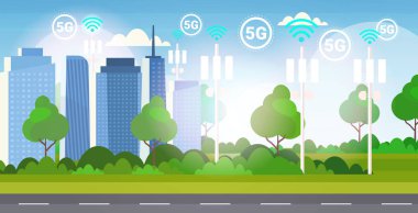 baz istasyonu alıcısı Smart City 5g online iletişim kulesi ağ teknoloji sistemleri bağlantı bilgi ileticisi konsepti modern şehir manzarası düz arka plan yatay