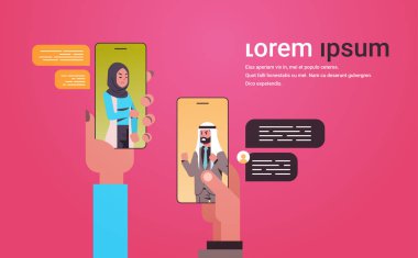 Sohbet uygulaması sosyal ağ sohbet balonu iletişim kavramını kullanan insan elleri akıllı telefon ekranlarında mesajlaşma tartışması yapan öfkeli Arap erkek kadın mobil uygulama portresi alanı
