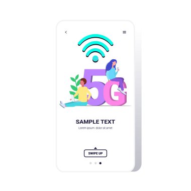 Çift dijital aygıtlar kullanıyor 5g çevrimiçi kablosuz sistem bağlantısı yüksek hızlı internet konsepti akıllı telefon ekranı tam boy mobil uygulaması beşinci yenilikçi nesil