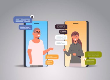 Sohbet eden çift sosyal ağ sohbet balonu iletişim konseptini kullanıyor. Akıllı telefon ekranlı erkek kadın çevrimiçi mobil uygulama portresi