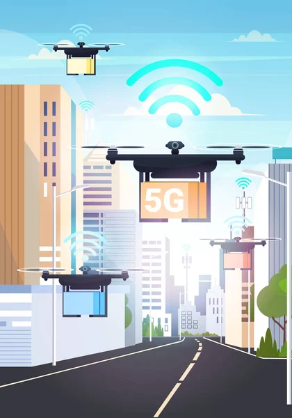 Drones vliegen met kartonnen dozen over smart city 5g online netwerk draadloze systeem verbinding express air delivery concept vijfde innovatieve generatie van internet verticale stadsgezicht achtergrond — Stockvector