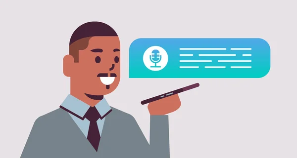 Homem americano africano usando smartphone voz assistente reconhecimento de fala aplicativo móvel rede social comunicação mensagem gravação conceito retrato horizontal — Vetor de Stock