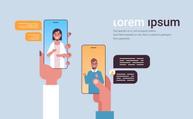 İnsan elleri sohbet uygulaması sosyal ağ sohbet balonu iletişim konseptini kullanıyor. Kadın akıllı telefon ekranlarında mesajlaşıyor. Online mobil uygulama portresi kopyalama alanı.