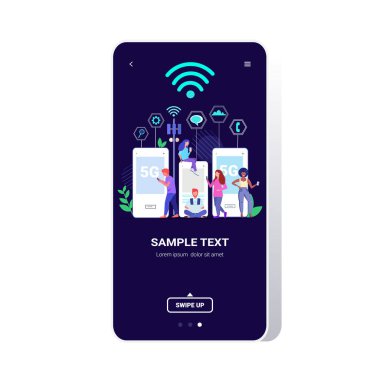 Dijital aygıtlar kullanan insanlar 5g çevrimiçi kablosuz sistem bağlantısı beşinci yenilikçi nesil internet tam boy akıllı telefon ekran kopyalama alanı