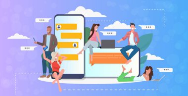Yarış insanları dijital aygıtlar üzerinde sohbet uygulaması kullanarak sosyal ağ sohbet balonu iletişim konsepti akıllı telefon ekranı çevrimiçi mobil mesajlaşma uygulaması tam boy yatay