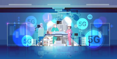 Ameliyat masasında yatan hastayı çevreleyen cerrah ekibi 5G çevrimiçi kablosuz bağlantı konsepti. Yüksek hızlı internet operasyon odası hastane kliniğinin beşinci yenilikçi jenerasyonu.