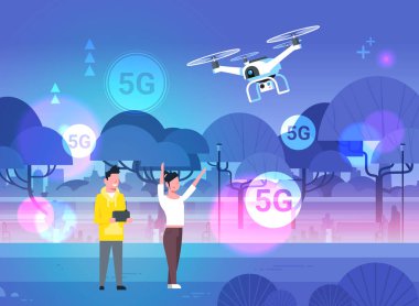 Uzaktan kumandalı çift çalışan İHA İnternet bağlantısı kavramının 5g 5. nesil yenilikçi nesli erkek kadın açık hava yaz parkı manzarası düz yatay arka plan tam boy