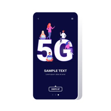 Yarış insanlarını dijital cihazlar kullanarak karıştır. 5g çevrimiçi kablosuz sistem bağlantısı. Yüksek hızlı internet konsepti akıllı telefon ekranlı mobil uygulama tam boy.