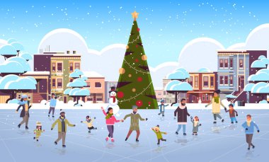 Buz pateni pistindeki yarışçıları karıştırın. Mutlu kış tatilleri. Modern şehir sokağı kavramı ve dekore edilmiş köknar ağacı şehir manzarası.