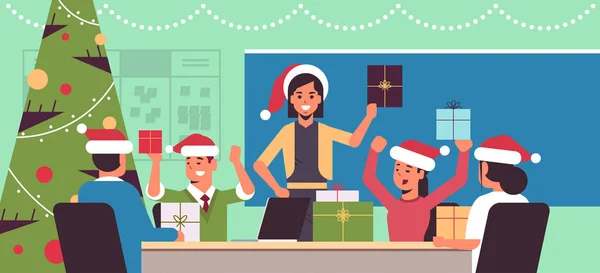 Gente de negocios celebrando feliz Navidad y feliz año nuevo gente de negocios con sombreros de santa celebración regalo regalo cajas invierno vacaciones concepto moderno oficina interior plano retrato horizontal — Archivo Imágenes Vectoriales