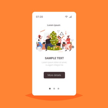 Noel ağacının yanında dans eden insanlar mutlu noeller yeni yıl kutlamaları konsept ofis çalışanları eğlenceli şirket parti akıllı telefon ekranı mobil uygulaması tam boy