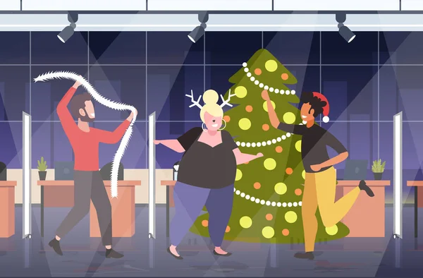 Människor dansar nära jul träd god jul gott nytt år semester firande koncept mix ras medarbetare har roligt företag fest modernt kontor interiör horisontellt full längd — Stock vektor