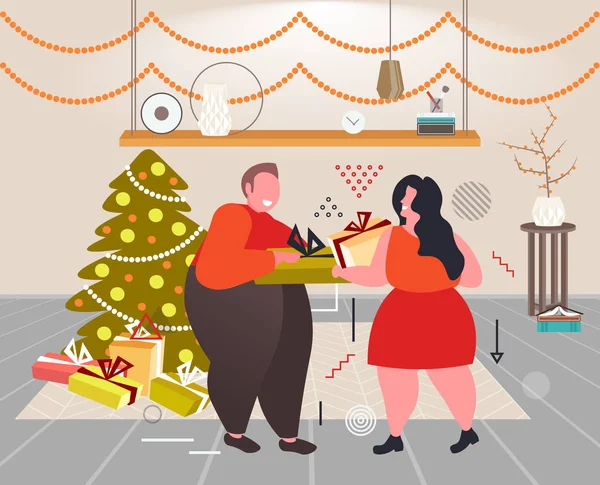 脂肪肥満カップル与えプレゼントボックスにお互いにメリークリスマス幸せな新年の冬の休日のお祝いのコンセプト現代的なリビングルームのインテリアフル長さ水平 — ストックベクタ