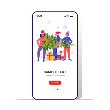 Yarış kadınları yeni kesilmiş Noel ağacı taşıyorlar kış tatili kutlaması konsepti akıllı telefon ekranı mobil uygulaması tam boy