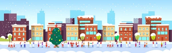 Lidé slaví veselé Vánoce šťastný nový rok zimní prázdniny koncept muži ženy nosí Santa klobouky stojící v blízkosti jedle strom moderní město ulice cityscape pozadí plná délka horizontální — Stockový vektor