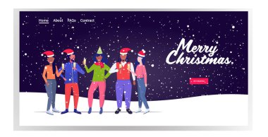 Yarış insanlarını Noel Baba şapkalarıyla karıştır. Şampanya iç. Mutlu Noeller. Kış tatilleri.