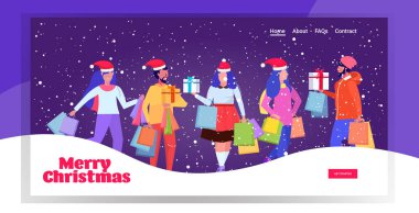 Noel Baba şapkalı yarışçıları alışveriş çantaları ve hediye kutularıyla karıştır. Mutlu yıllar. Kış tatilleri kutlaması konsepti.
