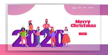 Yarış insanlarını Noel Baba şapkalarıyla karıştırıp şampanya içerek şirketlerin yeni yılını kutluyoruz. Mutlu kış tatilleri kutlaması konsepti. Tam boy yatay tebrik kartı.