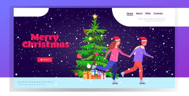 Çift buz pateni pistinde Noel ağacı kış sporları şen Noel 'de yeni yıl kutlaması konsepti Noel Baba şapkalı kadın birlikte tam boy yatay olarak vakit geçiriyor.