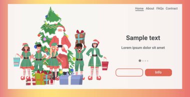 Karma ırk cinleriyle Noel Baba hediye kutularıyla süslenmiş köknar ağacının yanında duruyor mutlu yıllar yeni yıl kutlaması konsepti yatay çizim alanı