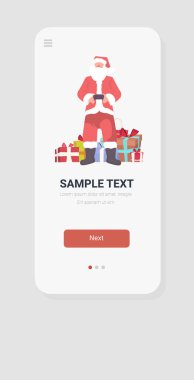 Noel Baba hediye kutularının yanında duruyor mutlu noeller yeni yıl kutlamaları konsepti akıllı telefon ekranı mobil uygulaması tam boy çizim dikey