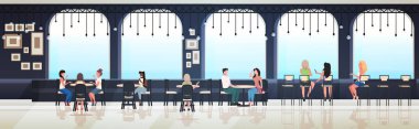 Kafe masalarında oturan insanlar yarış ziyaretçilerini karıştırıyor ve modern restoranın iç kısımlarında tam boy çizim yapıyorlar.