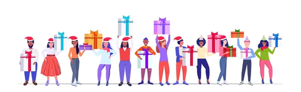 Mix ras mensen in santa claus hoeden met geschenk dozen vrolijk kerstmis gelukkig nieuwjaar wintervakantie viering concept volledige lengte horizontale banner — Stockvector
