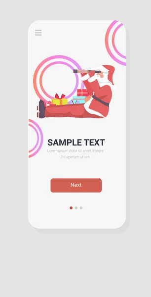 Santa claus ingenio regalo regalo cajas mirando a través de binoculares feliz Navidad feliz año nuevo vacaciones celebración concepto smartphone pantalla aplicación móvil en línea tarjeta de felicitación vertical — Vector de stock