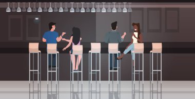 İnsanlar bar tezgahındaki taburelerde oturup yarış turistlerini karıştırarak modern restoranın iç kısımlarını tartışırlar.