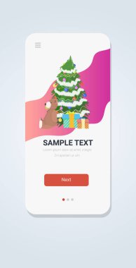 Hediye kutuları ve Noel ağacının yanındaki oyuncak ayı mutlu Noeller kış tatili kutlaması konsepti akıllı telefon ekranı mobil uygulama dikey