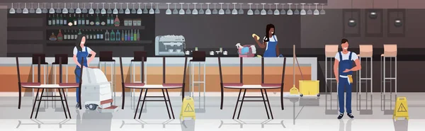 Equipe de limpeza trabalhando em conjunto misturar janitors raça no conceito de serviço de limpeza uniforme piso cuidados moderno café interior horizontal comprimento total — Vetor de Stock