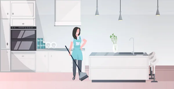 Žena pomocí koště žena uklízečka v uniformě zametání podlaha dělá úklid domácnosti koncept moderní kuchyně interiér horizontální plné délky skica — Stockový vektor