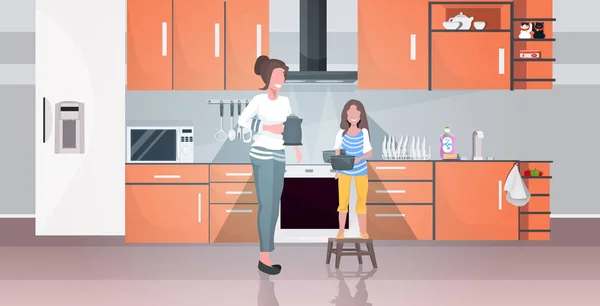 Μητέρα με την κόρη κρατώντας βραστήρα και κατσαρόλα οικογένεια κάνει δουλειές του σπιτιού μαζί σύγχρονη κουζίνα εσωτερικό πλήρους μήκους οριζόντια — Διανυσματικό Αρχείο