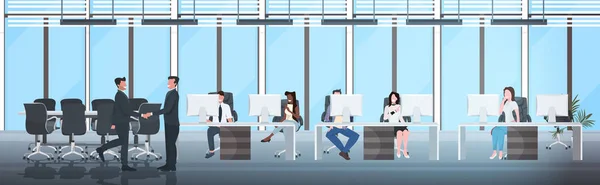 Podnikatelé třesoucí se ruce podnikatelé sedí na pracovištích úspěšná týmová práce koncept kreativní co-working centrum kancelář interiér horizontální plné délky — Stockový vektor