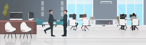 Geschäftsleute schütteln Hände Geschäftsleute sitzen an Arbeitsplätzen erfolgreiches Teamwork-Konzept kreatives Co-Working Center Büroinnenraum horizontal in voller Länge — Stockvektor
