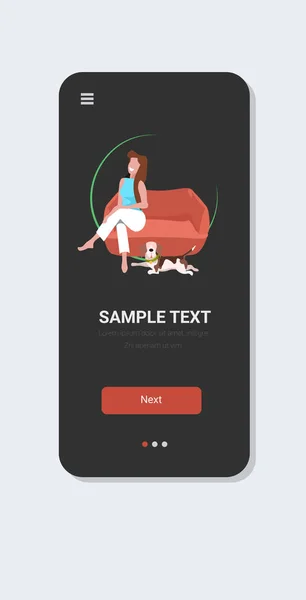 Mujer sentada en el sillón chica feliz con perro relajante en la pantalla del teléfono inteligente en línea aplicación móvil de longitud completa vertical — Vector de stock