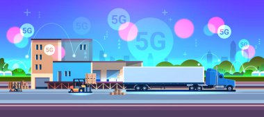 Forklift karton kutuları yarı kamyon dağıtım konsepti 5g çevrimiçi kablosuz sistem bağlantısı depo dış düz yatay