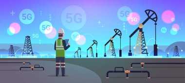5g tablet kullanan mühendis rafineri işçisi çevrimiçi kablosuz sistem bağlantı pompası enerji endüstriyel bölge sondaj sondajı fosil yakıtlar üretim kavramı yatay uzunluk