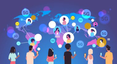 Akıllı telefonlar kullanan insanlar 5 g çevrimiçi kablosuz sistem bağlantısı küresel iletişim konsepti karışık yarış erkekleri dünya haritası arka plan portresi konuşan kadınlar