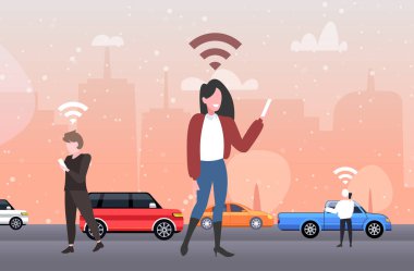 Akıllı telefonlar kullanan kadın sosyal ağ 5G kablosuz sistem bağlantı konsepti açık şehir manzarası arka planı tam uzunlukta yatay insanlar
