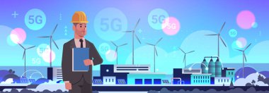 Erkek mühendis rüzgar türbinini kontrol ediyor alternatif enerji kaynağı 5g çevrimiçi kablosuz sistem bağlantı fabrikası endüstriyel santral elektrik santrali konsepti düz yatay portre