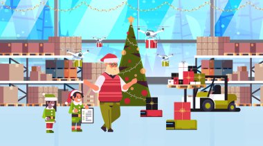 Elfler Noel Baba 'nın iki yardımcısı hediye kutularıyla birlikte çalışıyorlar modern depo iç Noel tatili kutlaması konsepti tam boy yatay