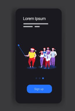 Noel Baba şapkalı iş adamları akıllı telefon kamerasıyla selfie çekiyorlar. İş adamları, yeni yıl kış tatillerinde birlikte duruyorlar. Tam boy dikey.