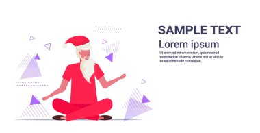 Noel Baba, Lotus 'un duruşu, esneme hareketleri, sakallı adam yoga antrenmanı konsepti, yeni yıl tatili, tam boy yatay fotokopi alanı.