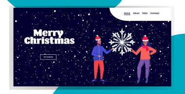 Noel Baba şapkalı çift kar taneleri tutuyor mutlu yeni yıl kış tatilleri kutlaması konsepti Afro-Amerikan erkek kadın tebrik kartı tam yatay uzunlukta.