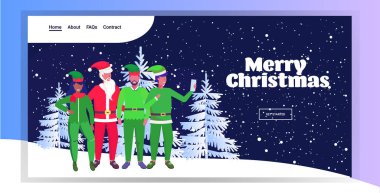 Melez yarış elfleriyle Noel Baba akıllı telefon kamerasıyla selfie çekiyorlar Noel tatili kutlaması konsepti gece ormanı kar fırtınası arka plan yatay selamlama kartı tam boy