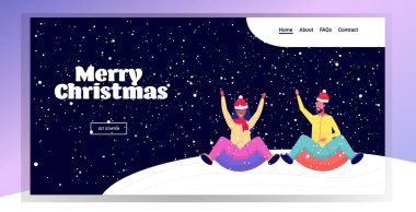 Noel Baba şapkalı çift kar lastiği üzerinde kızak kayıyor yeni yıl kış tatili etkinlikleri konsepti Afro-Amerikan erkek kadın eğlenceli kar yağışı arka planda tam teşekküllü tebrik kartı.