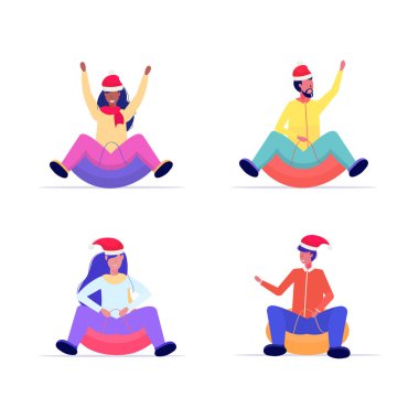 İnsanları Noel Baba şapkalarıyla kızakla kayarken mutlu noeller, yeni yıl tatilleri, mutlu kış aktiviteleri, karışık yarış erkekleri, uzun süre eğlenen kadınlar.