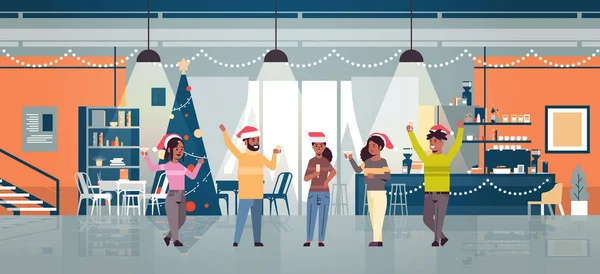 Ludzie podnoszące ręce pijąc kawę Afrykański Amerykanin mężczyźni kobiety w Santa kapelusze zabawy Boże Narodzenie Nowy rok zima wakacje uroczystości koncepcja nowoczesny kawiarnia wnętrze pełne horyzontalne — Wektor stockowy
