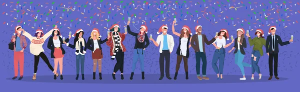 Zakenmensen in santa hoeden met confetti corporate party mix race business mensen vieren vrolijk kerstmis gelukkig nieuwjaar wintervakantie concept horizontale volledige lengte — Stockvector